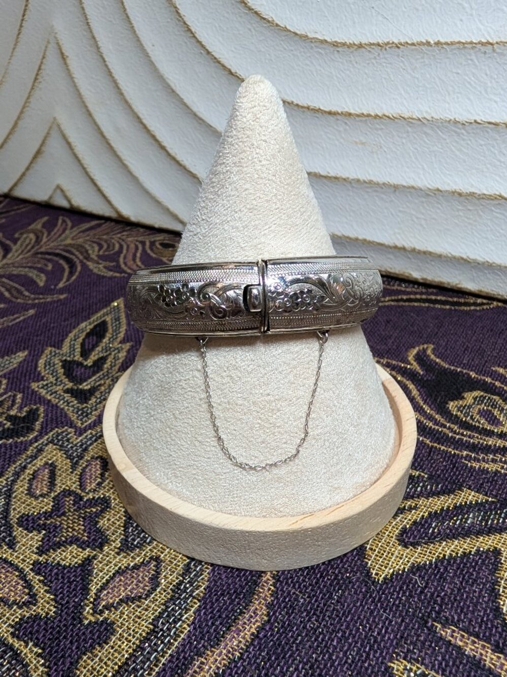 Vintage Sarah Coventry Silver Tone Etched Floral Hinged Bangle Bracelet Chain